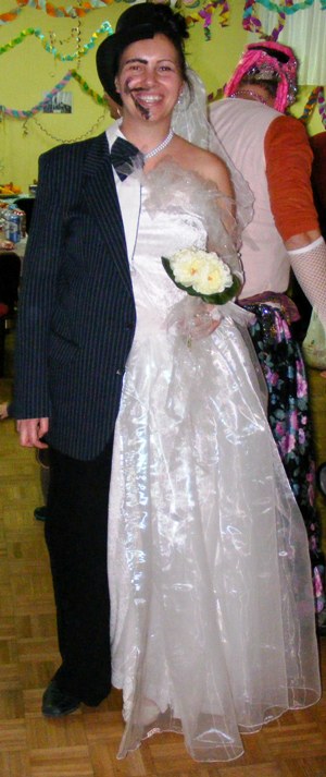 Az oldal szerkesztje menyasszony-vlegny jelmezben 2010-ben