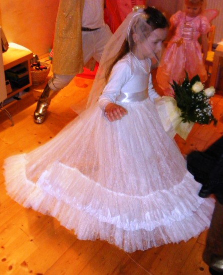 Sophie menyasszony a MAMMA MIA cm filmbl 2009-ben.