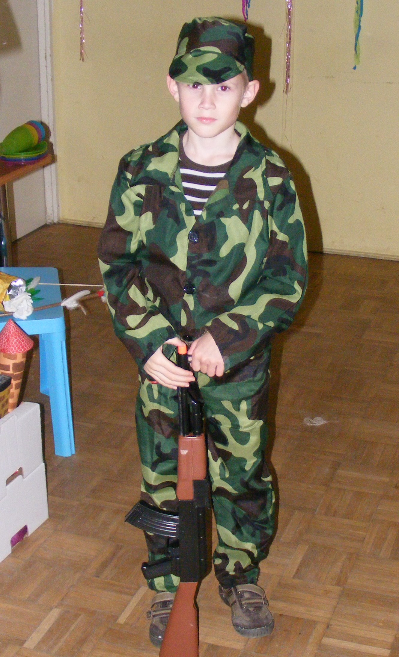 Gyerek katona?, vagy egy kisfi katonajelmezben??